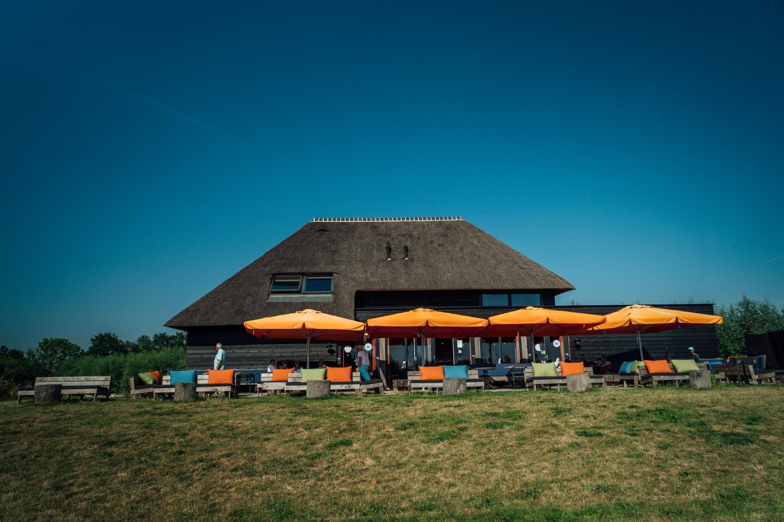 Restaurant met terras in de zon